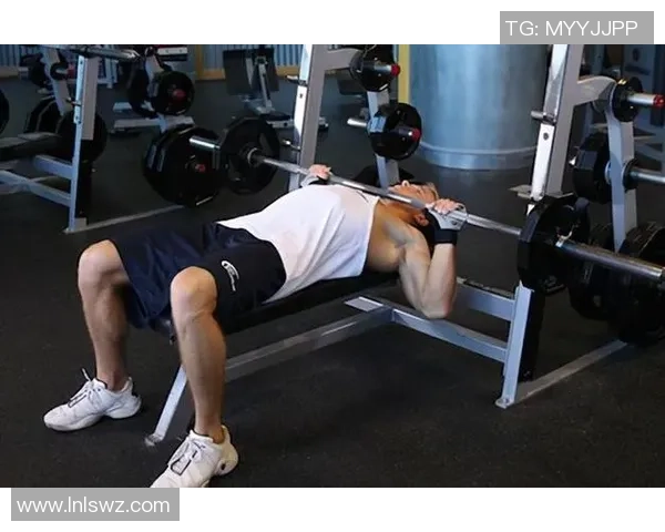 足球明星男生身材展示与健身秘诀分享,激励你追求完美体型 足球明星男生身材展示与健身秘诀分享,激励你追求完美体型