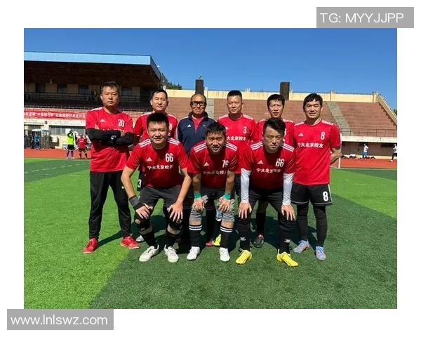 足球明星齐聚一堂大头合照展现团结与友谊的精彩瞬间 足球明星齐聚一堂大头合照展现团结与友谊的精彩瞬间